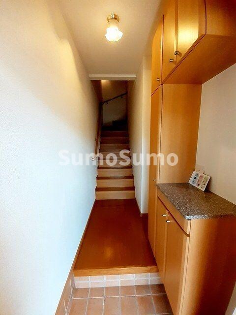 物件内観写真3　(明るい玄関です)