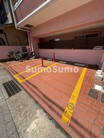 物件外観写真2　(車をお持ちの方に嬉しい駐車場付きの物件です)