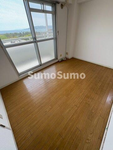 物件内観写真5　(ゆったりとした居間です)