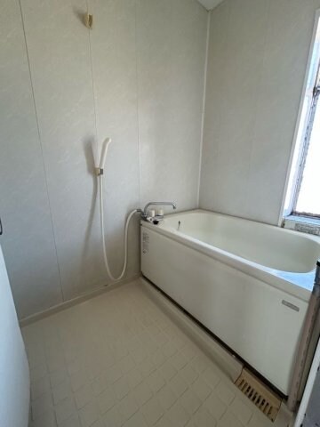 物件内観写真5　(日々の疲れを癒すお風呂付です)