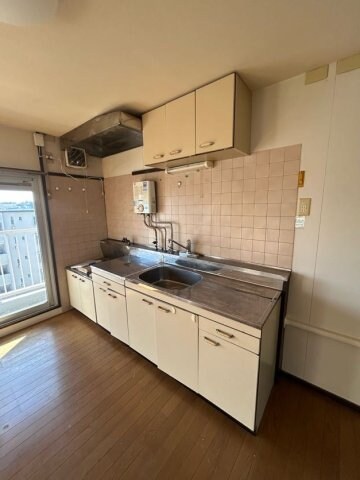 物件内観写真7　(コンパクトなキッチンで掃除もラクラク)