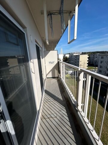 物件内観写真8　(暖かな日差しのふりそそぐバルコニー)