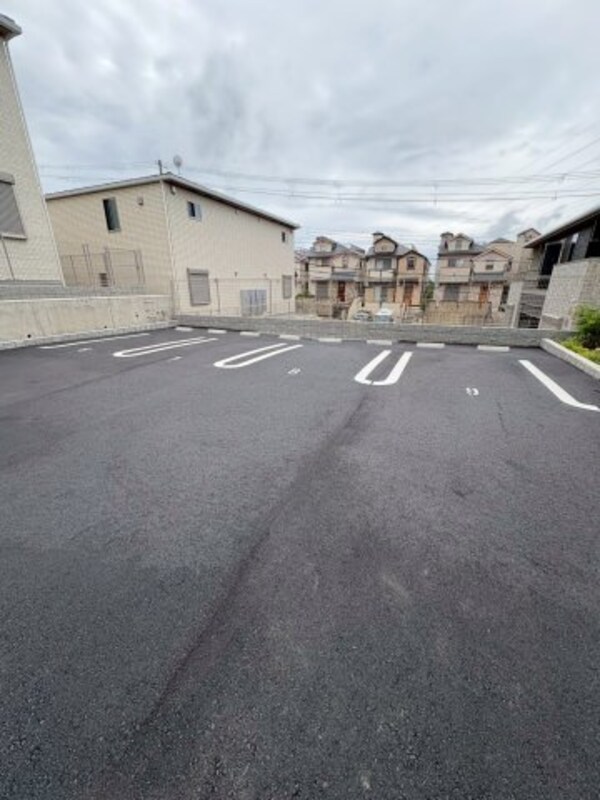 駐車場(車をお持ちの方に嬉しい駐車場付きの物件です)