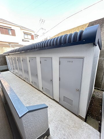 物件外観写真2　(各戸トランクルーム完備。)