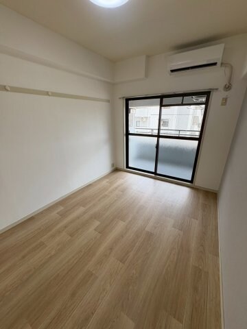 物件内観写真7　(使い勝手のいい寝室です)