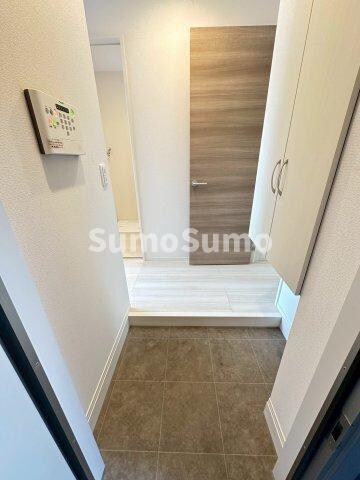 物件内観写真3　(明るい玄関です)