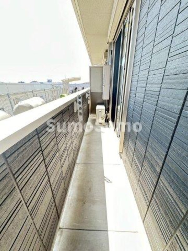 バルコニー(開放的で明るい空間を演出してくれるバルコニーです)