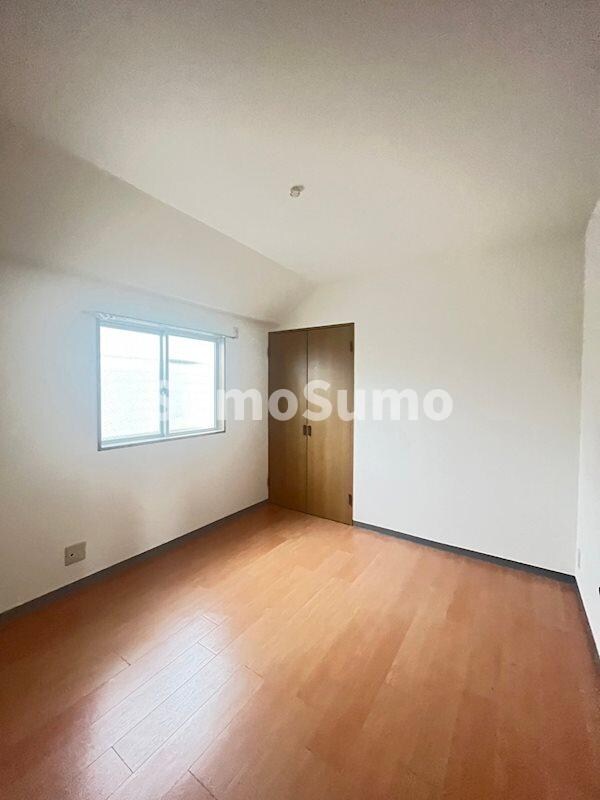 寝室(落ち着いて過ごせるお部屋なので、寝室にいかがでしょうか)