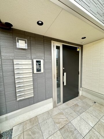 物件外観写真2　(ゆとりのあるエントランスです)