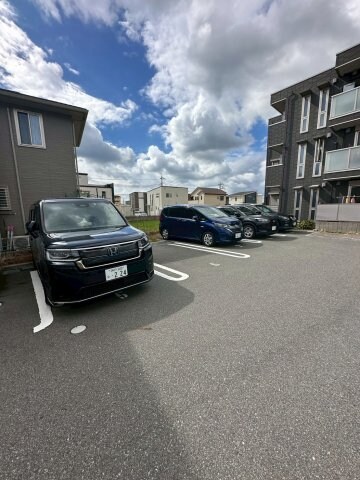 物件外観写真5　(駐車場があるので、車を買う予定の方も安心です)