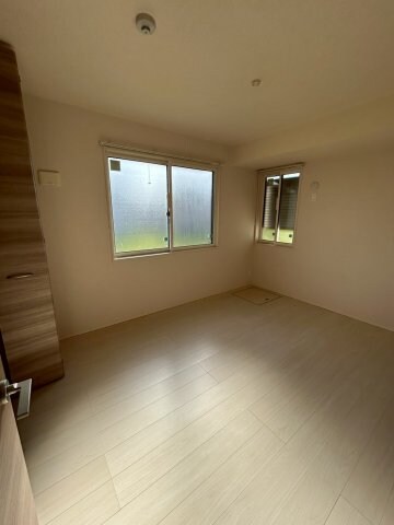 物件内観写真23　(明るい洋室です)