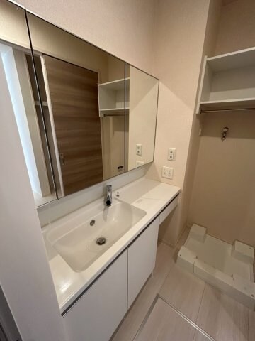 物件内観写真27　(朝の身支度には欠かせない独立洗面化粧台)