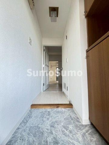 物件内観写真5　(収納もある玄関です)