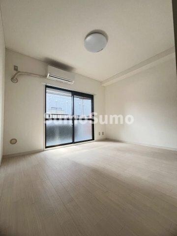 物件内観写真17　(こちらの居間で趣味の時間をお楽しみください)