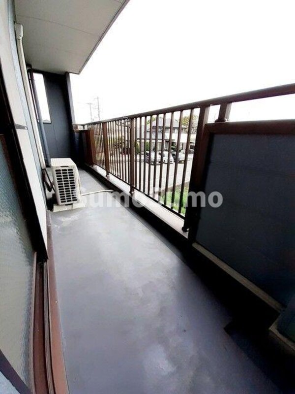 バルコニー(外からの目が気にならないバルコニーで洗濯物が干せます)