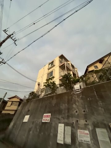 物件外観写真2　(外観は落ち着いています)