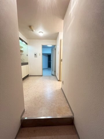 物件内観写真5　(明るい玄関です)