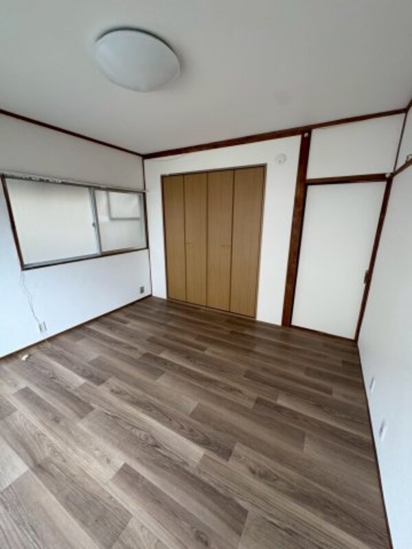 居室(こちらの居間で趣味の時間をお楽しみください)