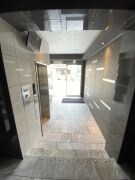 物件外観写真2　(落ち着いたエントランスです)