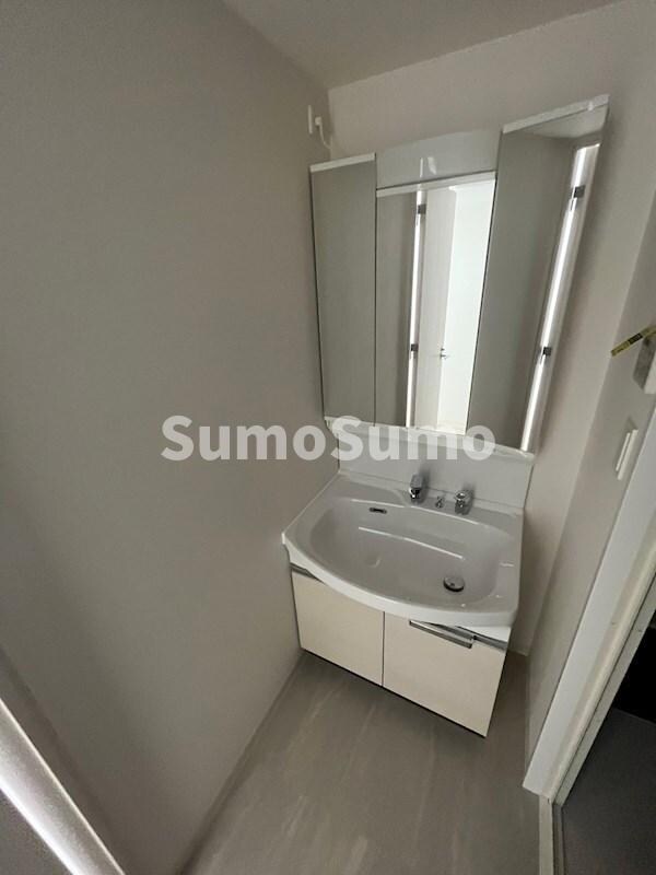 物件内観写真9　(ゆったりとスペースのある洗面所)