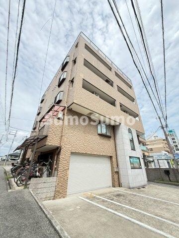 物件外観写真1　(外観は落ち着いています)