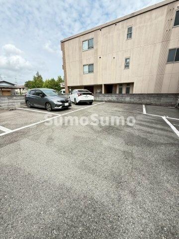 物件外観写真2　(駐車スペースもあります)