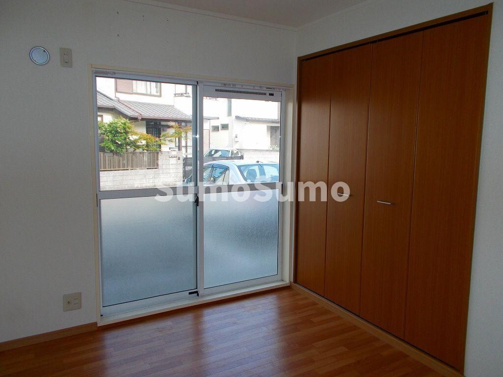 物件内観写真4　(こちらの居間で趣味の時間をお楽しみください)