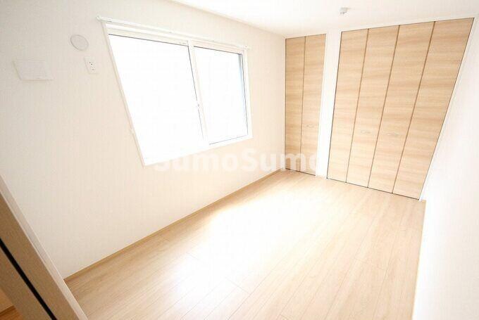 物件内観写真7　(広くて明るい寝室)