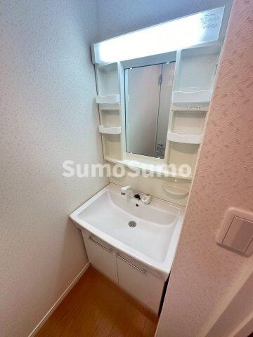 物件内観写真8　(明るい洗面所です)