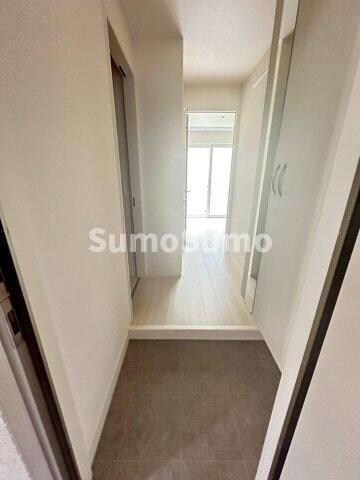 物件内観写真4　(ゆったりとした玄関です)