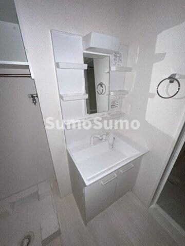 物件内観写真10　(広い洗面スペース)