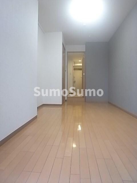 物件内観写真9　(広くて明るい寝室)