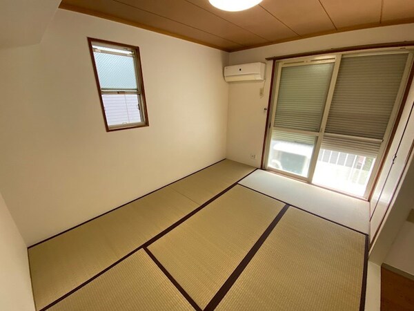 寝室(落ち着いた色調の寝室です)