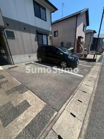 物件外観写真2　(駐車場に車を止められます)