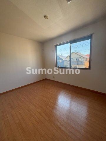 物件内観写真21　(落ち着いた色調の寝室です)