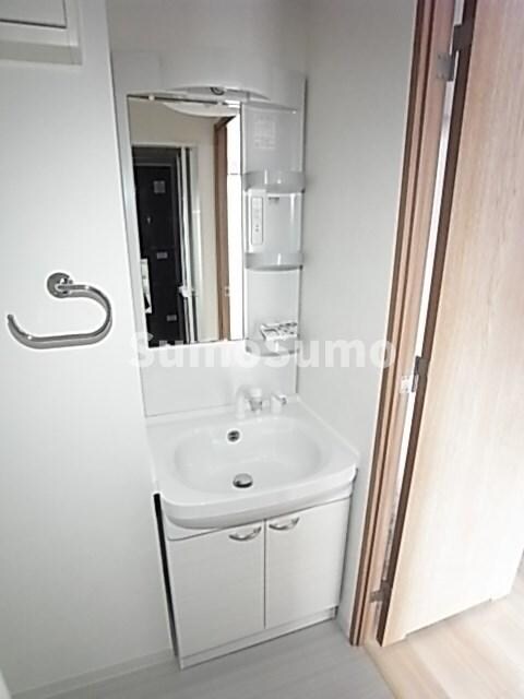 物件内観写真11　(ゆったりとスペースのある洗面所)