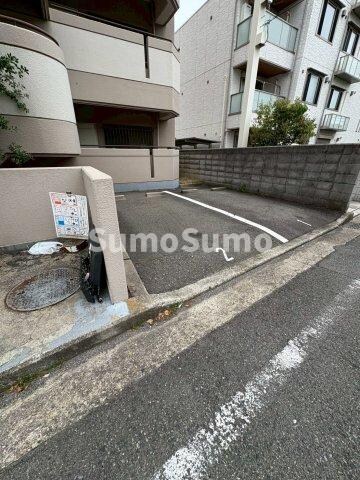 物件外観写真2　(駐車場完備です)