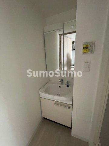 物件内観写真15　(独立洗面台で身支度をすべて済ませてしまいましょう)