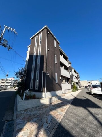 物件外観写真1　(落ち着いた雰囲気の外観です)