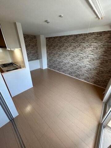 物件内観写真2　(ゆったりとした居間です)