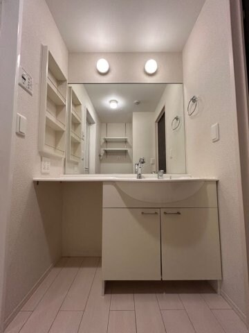 物件内観写真9　(広い洗面スペース)