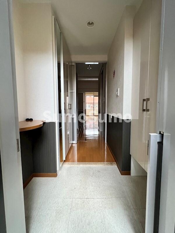 物件内観写真2　(ゆったりとした玄関です)