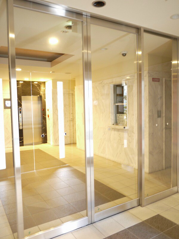 物件外観写真4　(清潔なエントランスです)