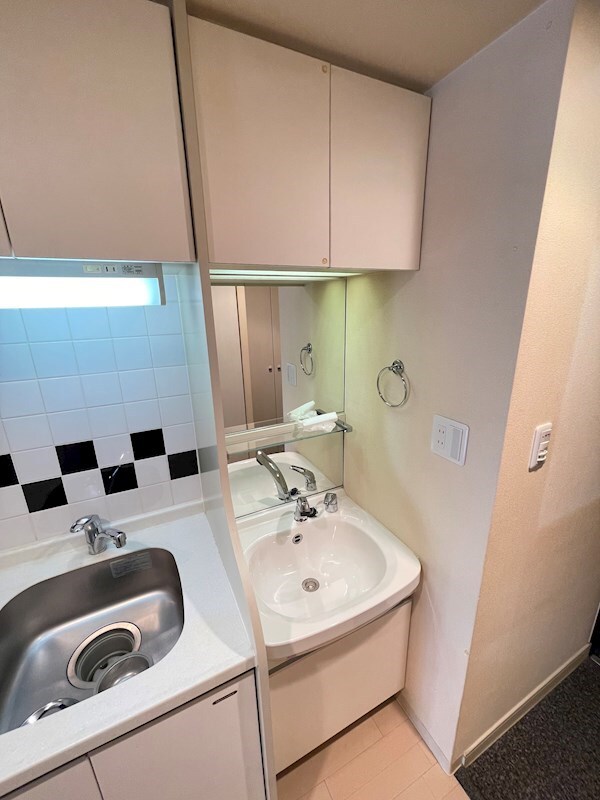 物件内観写真12　(朝の身支度には欠かせない独立洗面化粧台)