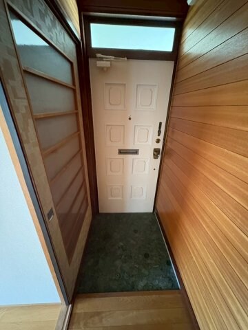 物件内観写真7　(ゆったりとした玄関です)