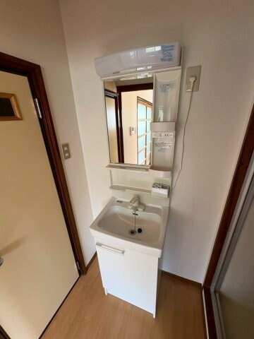 物件内観写真10　(ゆったりとスペースのある洗面所)