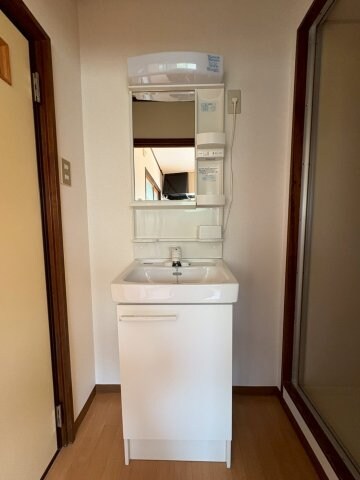 物件内観写真18　(明るい洗面所です)