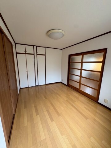 物件内観写真21　(こちらの居間で趣味の時間をお楽しみください)