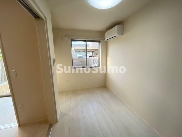 物件内観写真5　(落ち着いた色調の寝室です)