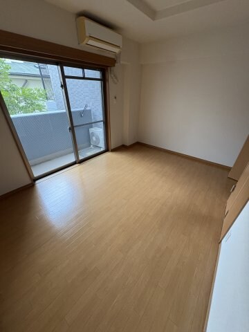 物件内観写真4　(こちらのリビングで趣味の時間をお楽しみください)